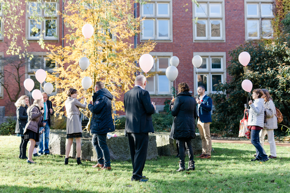 Ehe fuer alle: Mike und Alexandru im Standesamt Harburg